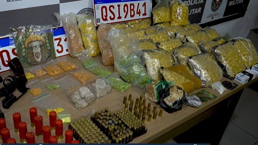 PM encontra casa que funcionava como central de distribuição de drogas e apreende grande variedade de substâncias 