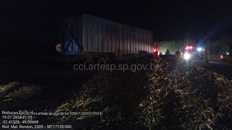 Carreta estava carregada com 57 toneladas de cana-de-açúcar — Foto: Artesp/Divulgação