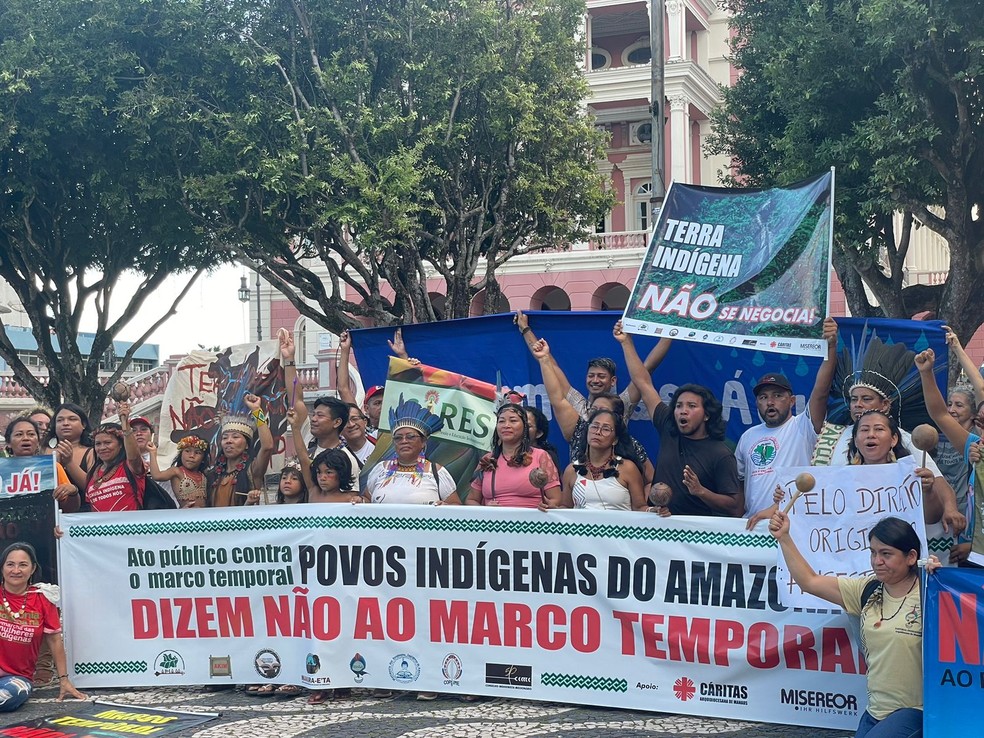Indígenas e entidades protestam contra PL do marco temporal, no Largo de São Sebastião, em Manaus. — Foto: Karla Mendes/Rede Amazônica