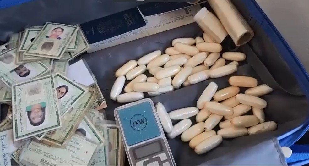 Drogas e identidade das possíveis 'mulas' foram encontradas na casa de um dos membros do grupo — Foto: Polícia Civil/AM