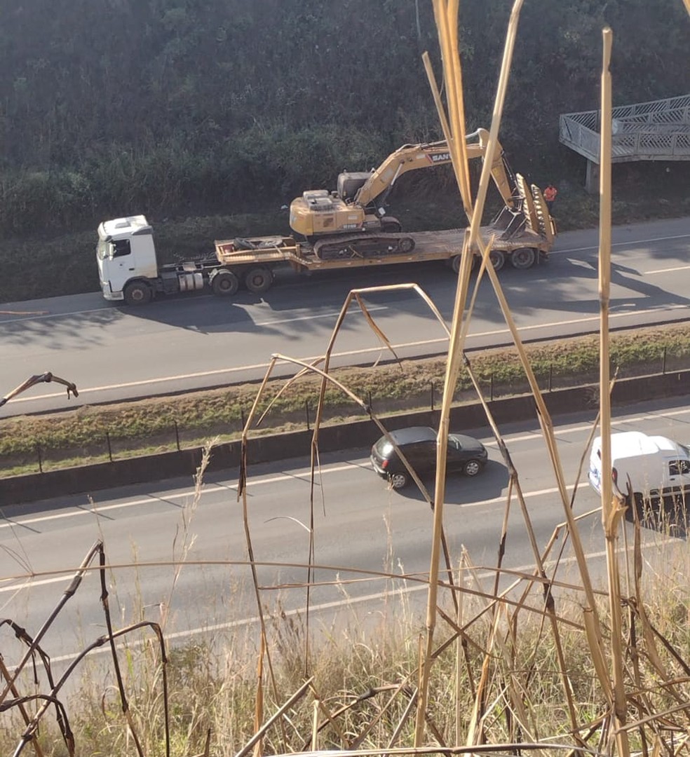 Caminhão prancha com retroescavadeira envolvido na queda da passarela na BR-262. — Foto: Redes Sociais