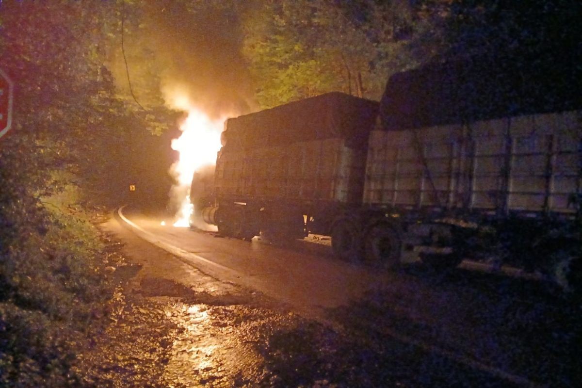 Carreta carregada com algodão pega fogo após acidente e interdita rodovia Anchieta, SP