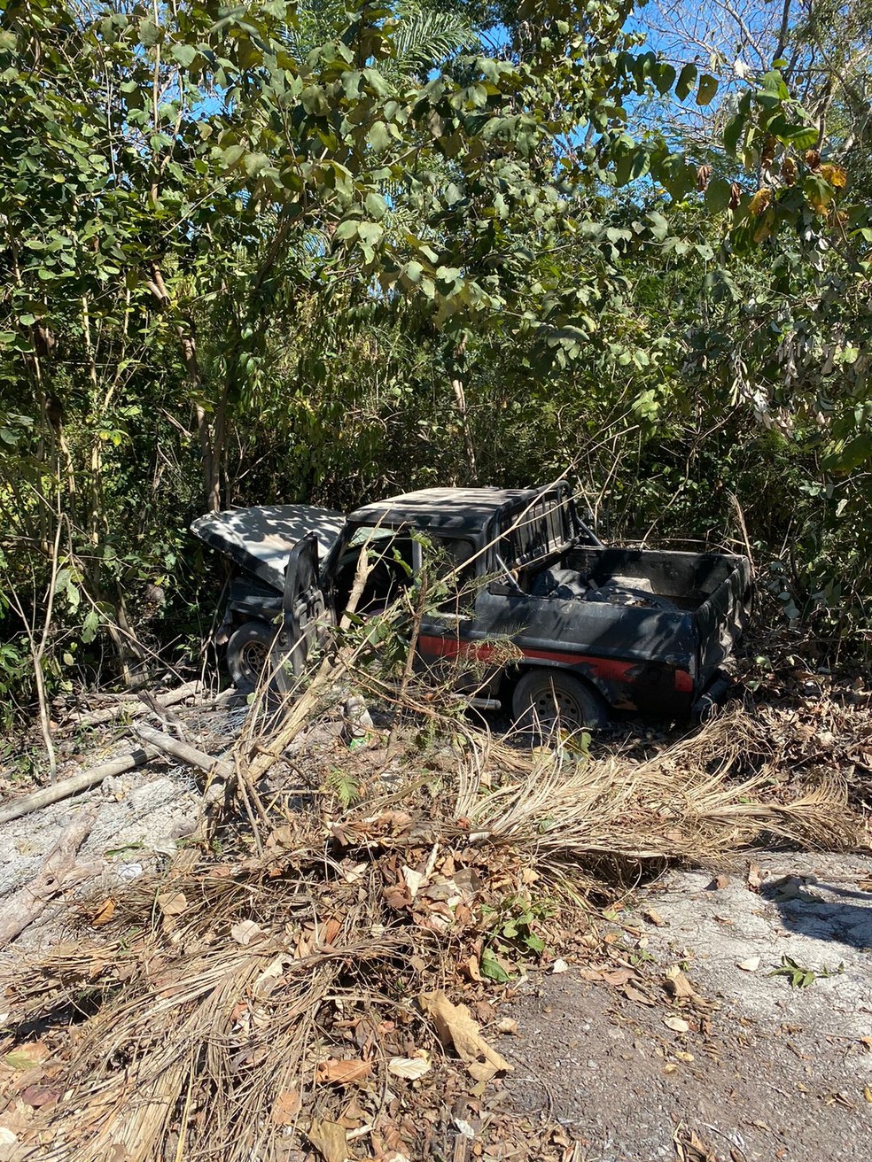 Carro envolvido em acidente na Estrada de Chapada dos Guimarães — Foto: PM