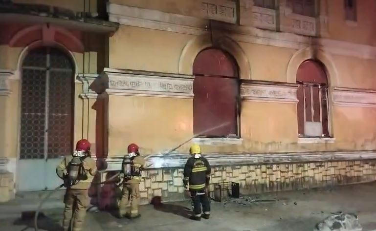 Incêndio destrói parte do prédio histórico da Academia de Comércio, no Centro de João Pessoa