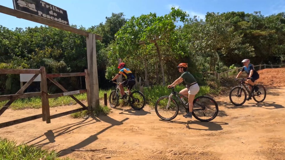 Passeio de bike em trilha do Parque Estadual de Itaúnas (ES) — Foto: Reprodução/TV Gazeta
