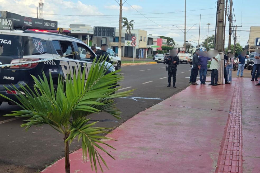 Crime aconteceu em garagem de veículos de Dourados — Foto: Aldemir Romero