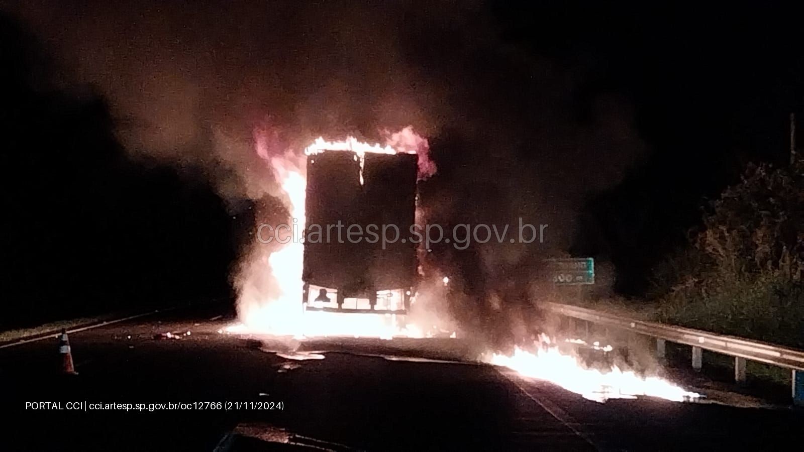 Motorista de caminhão morre carbonizado após batida na Rodovia Anhanguera