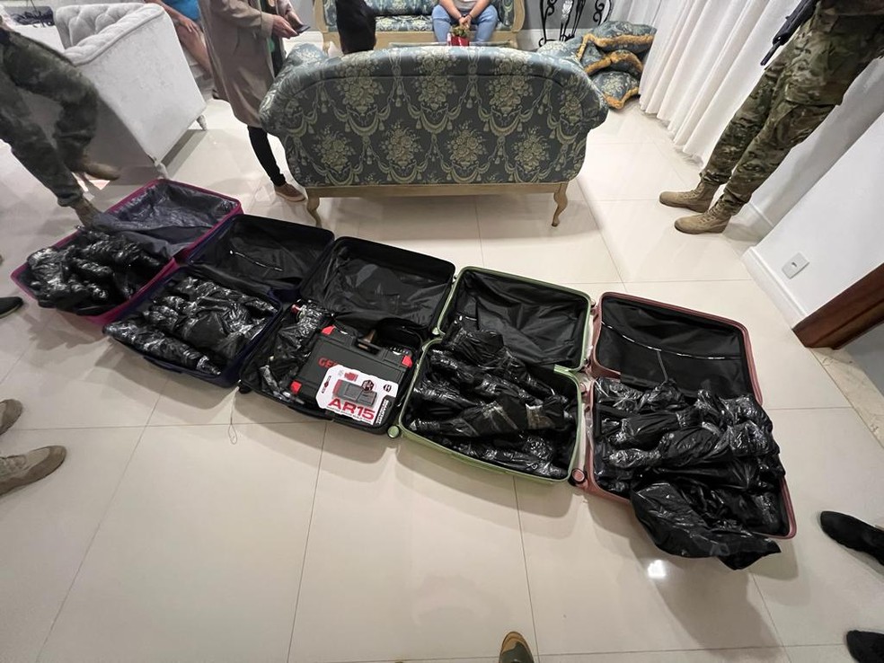 Fuzis desmontados estavam em malas em uma mansão na Barra — Foto: Divulgação
