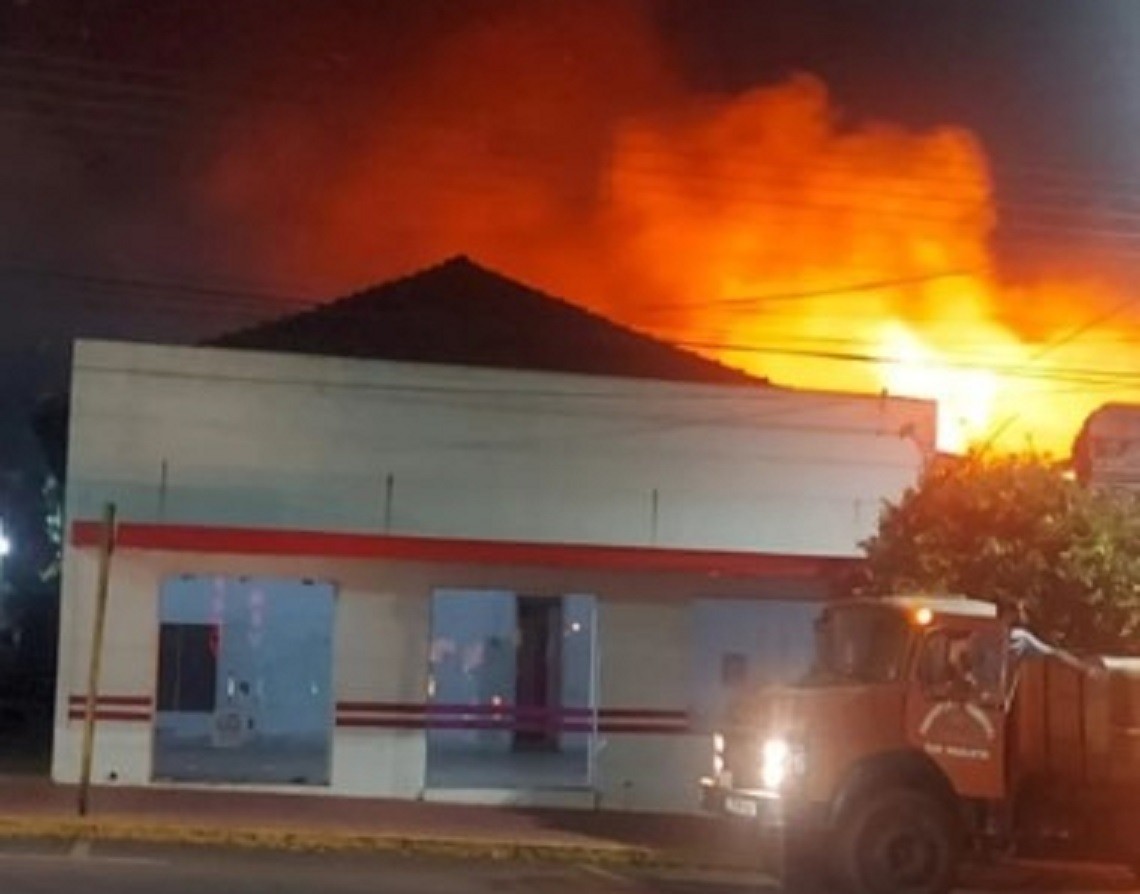 Incêndio atinge escritório, estabelecimento comercial e casa de idoso, em Tupi Paulista