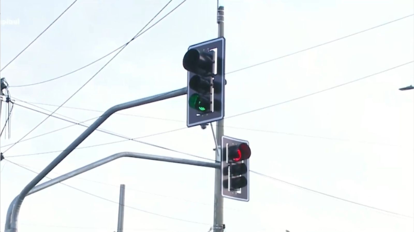 Semáforos inteligentes que usam IA entram em fase de testes em avenida de Teresina