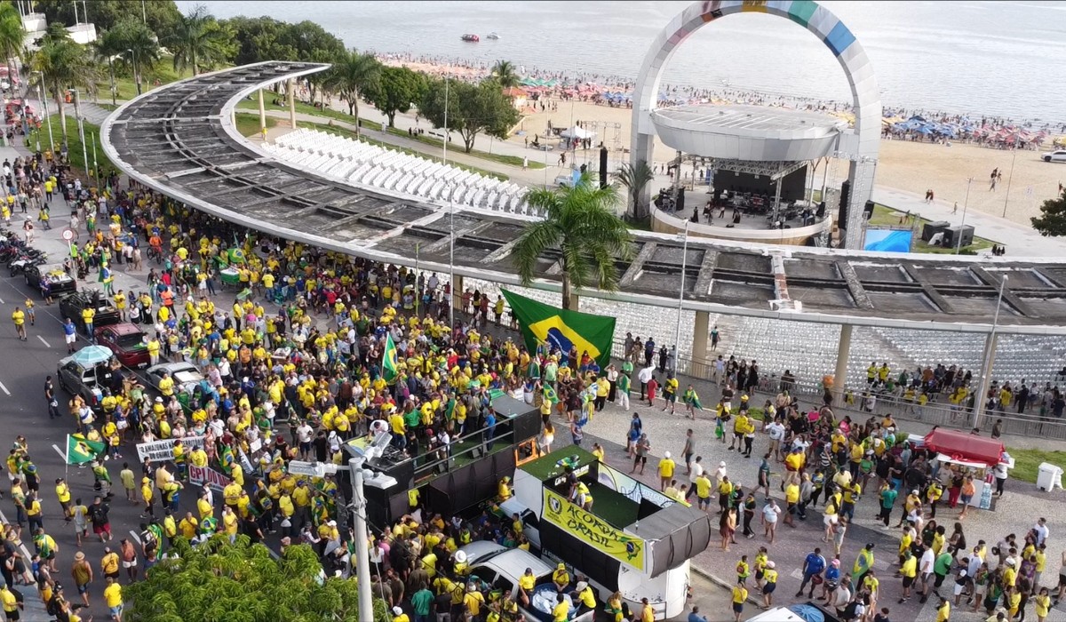 Manifestantes fazem ato contra Lula e ministros do STF na Ponta Negra em Manaus