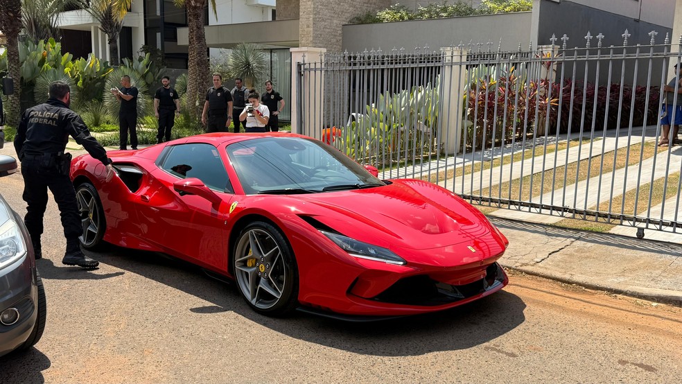 Ferrari apreendida durante operação sobre fraude no INSS. — Foto: Afonso Ferreira/TV Globo