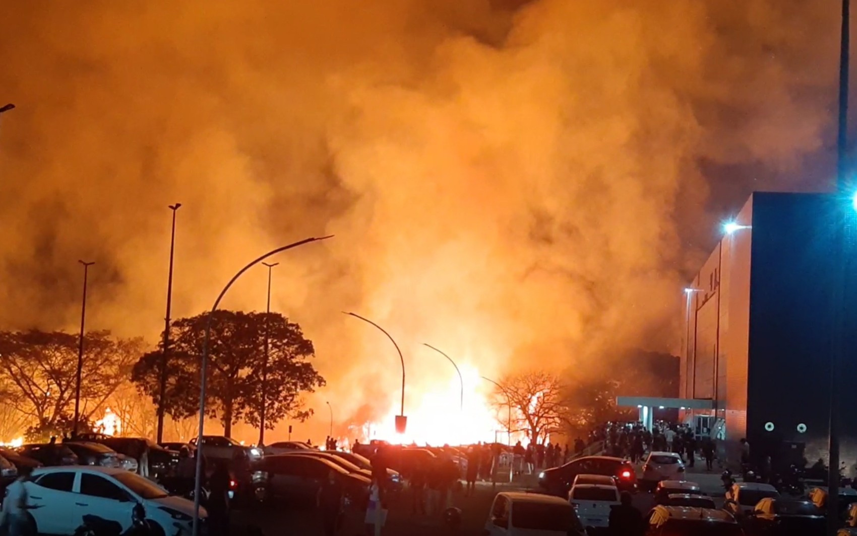 Incêndio atinge mata ao lado de universidade em Goiânia, e estudantes precisam tirar carros às pressas de estacionamento; vídeo