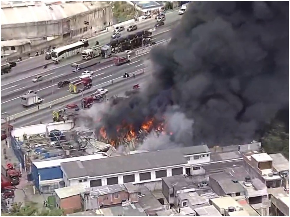 Fogo destrói galpão às margens da Rodovia Fernão Dias, na Zona Norte de São Paulo — Foto: Reprodução/TV Globo