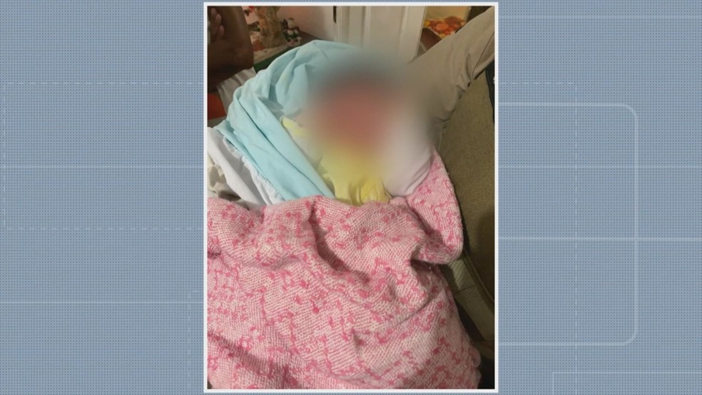 Bebê é resgatado com vida após ser encontrado dentro de saco plástico na Região Metropolitana de Salvador — Foto: Reprodução/TV Bahia