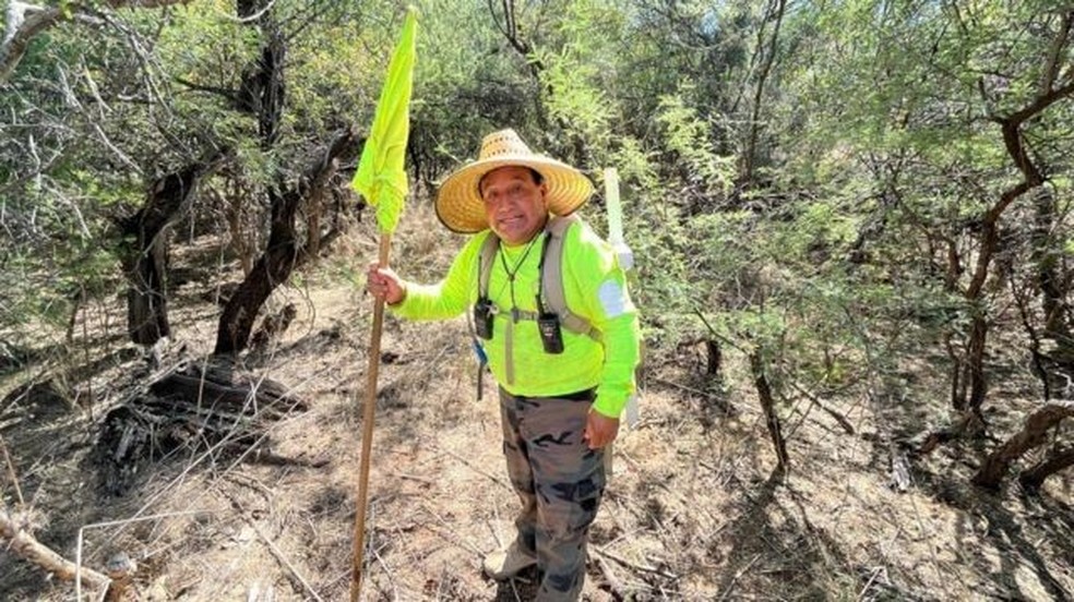 Octavio Soria, conhecido como Chaparrito, carrega consigo uma cruz para fincar no chão caso encontre algum corpo — Foto: VALENTINA OROPEZA / BBC NEWS MUNDO