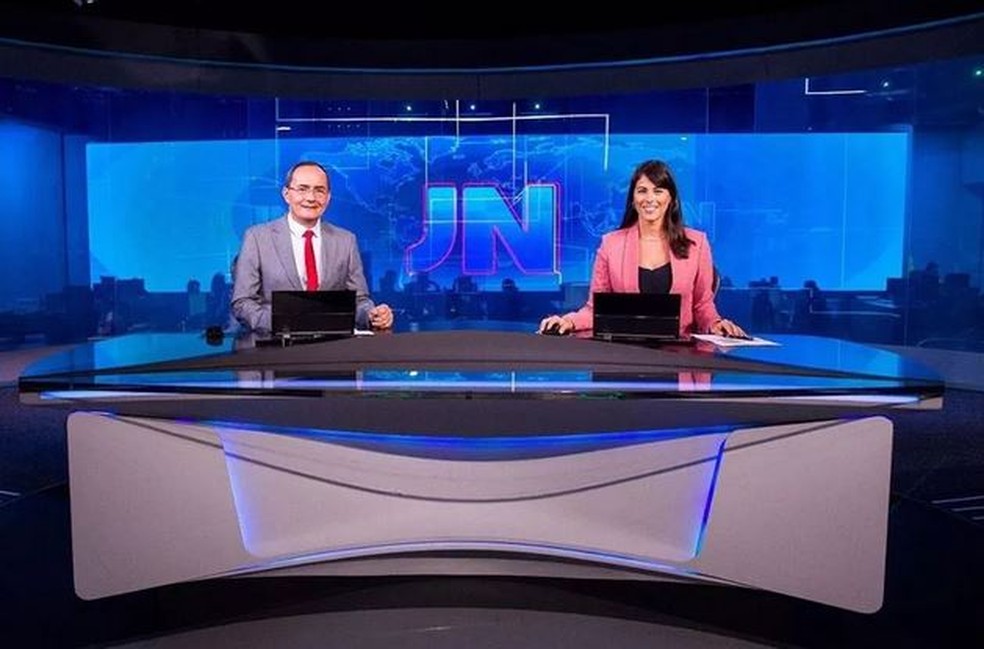 Ayres Rocha diviu a bancada do JN com a apresentadora Jéssica Senra  — Foto: Divulgação