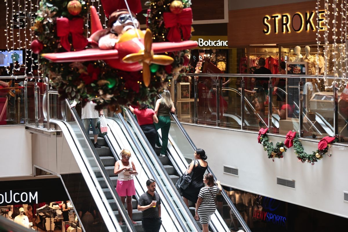 Shoppings da Baixada Santista terão horário estendido para compras de Natal e Ano Novo; confira