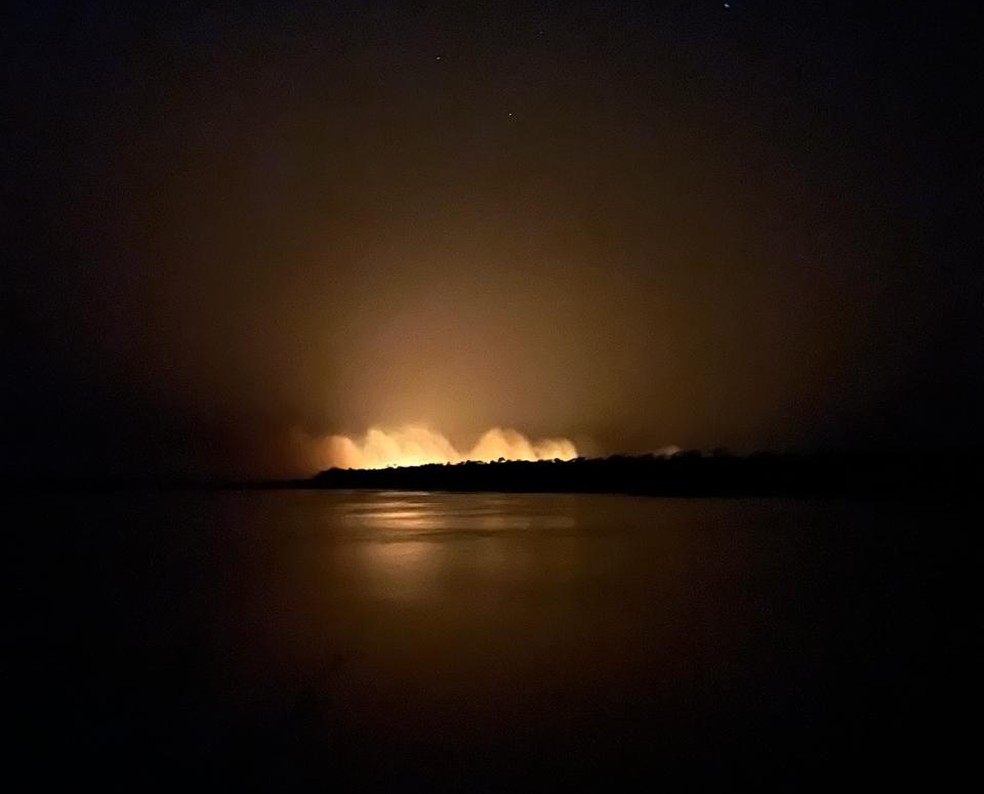 Imagem a 40km da aldeia Piaraçu, no encontro da Terra Indógena Xingu com a Terra Indígena Capoto Jarina, às 4 horas da manhã desta  sexta-feira (13) — Foto: Marcos Woortmann