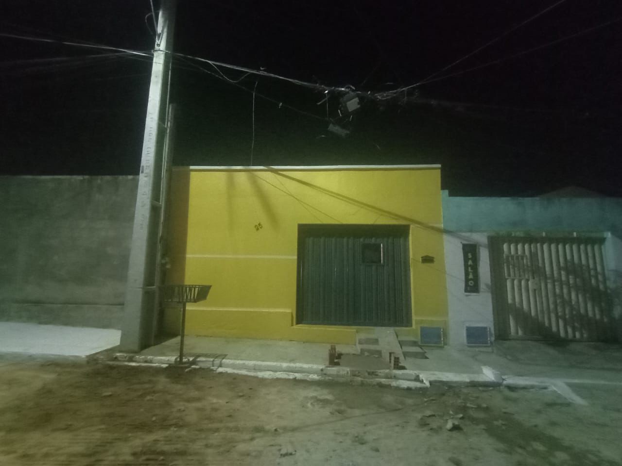 Enel retira poste de alta tensão da frente de garagem após anos de reclamação de moradora, no Ceará