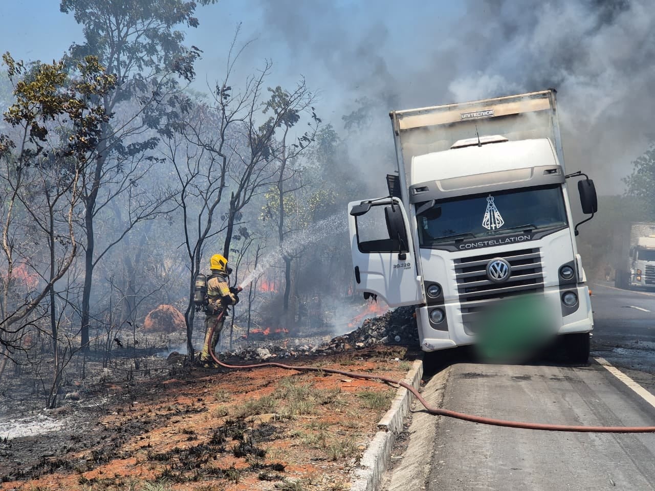 Incêndio em caminhão mobiliza bombeiros e consome carga na BR-135, em Bocaiuva
