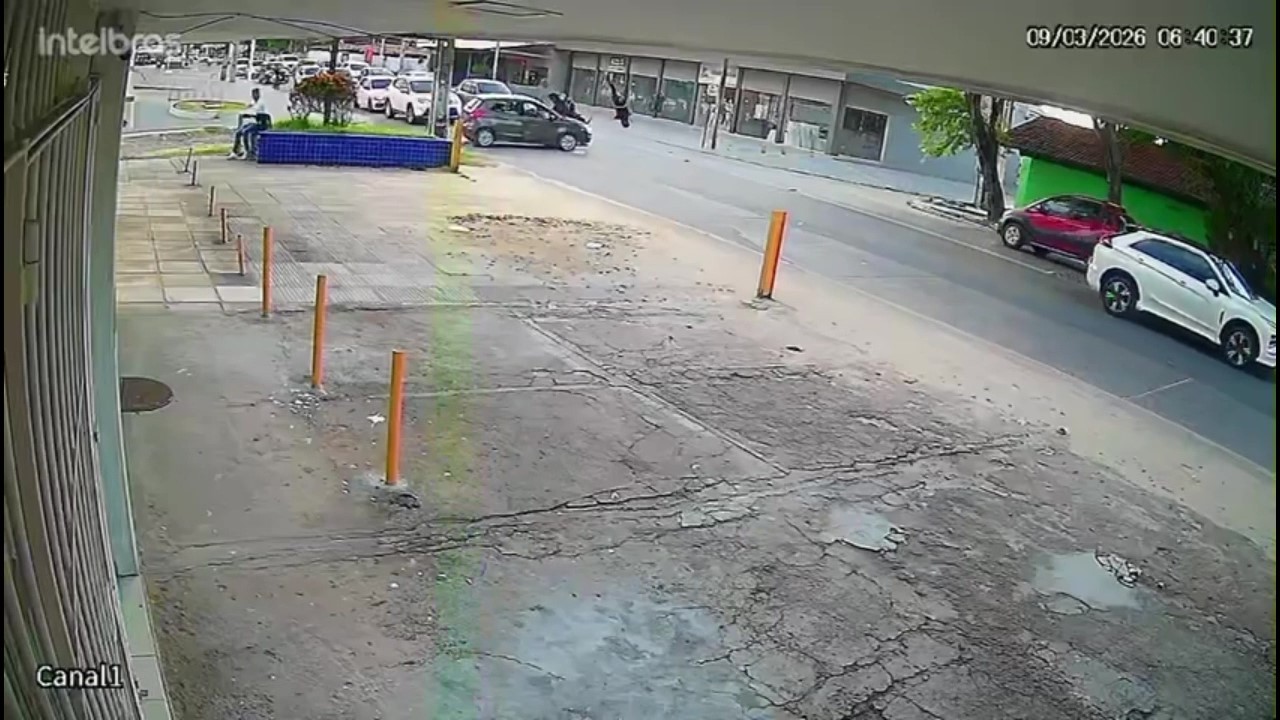 Motociclista é arremessado após bater em carro em avenida de Paulista; VÍDEO