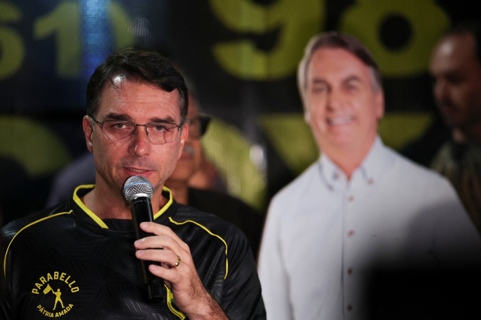 O filho do ex-presidente do Brasil, Jair Bolsonaro, o senador Flavio Bolsonaro, participa de uma vigília após Bolsonaro ser levado à custódia da polícia federal, encerrando meses de prisão domiciliar, em Brasília, Brasil, 22 de novembro de 2025. — Foto: REUTERS/Mateus Bonomi