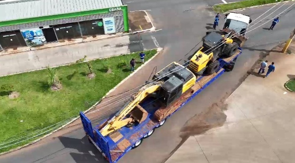 Uberlândia: Carreta que transportava retroescavadeiras derruba poste e deixa moradores sem energia 