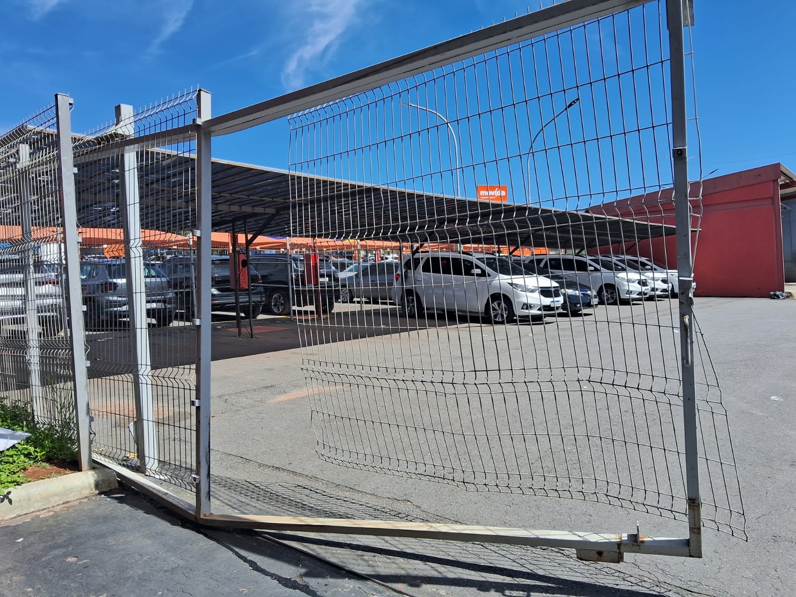 Adolescente arromba portão de locadora e furta carro para vender as rodas: 'precisava de dinheiro'