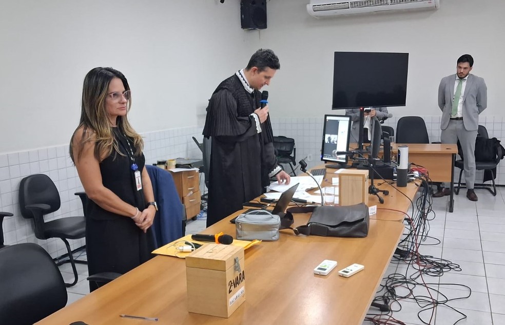 Juiz Humberto Alves, ao centro, lendo sentença em julgamento. — Foto: Divulgação/CGJ-MA