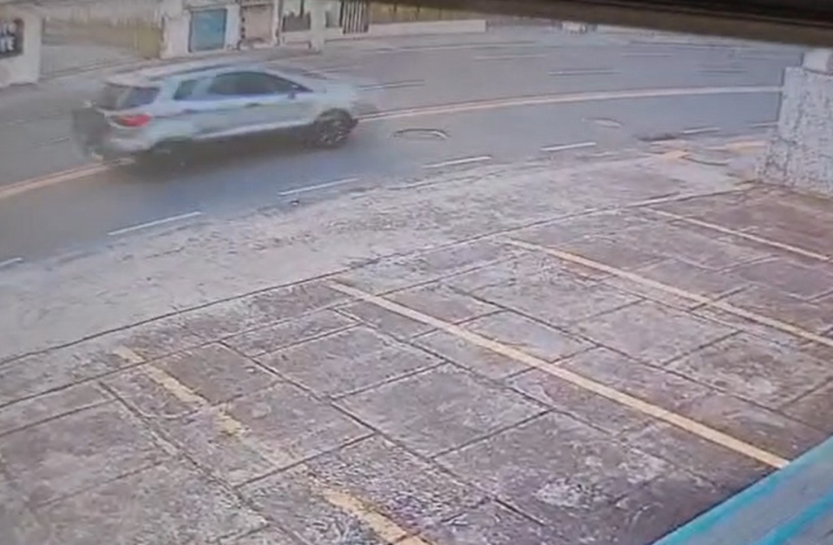 Mulher é atropelada por carro que trafegava na contramão na Avenida Paulo VI, em Salvador