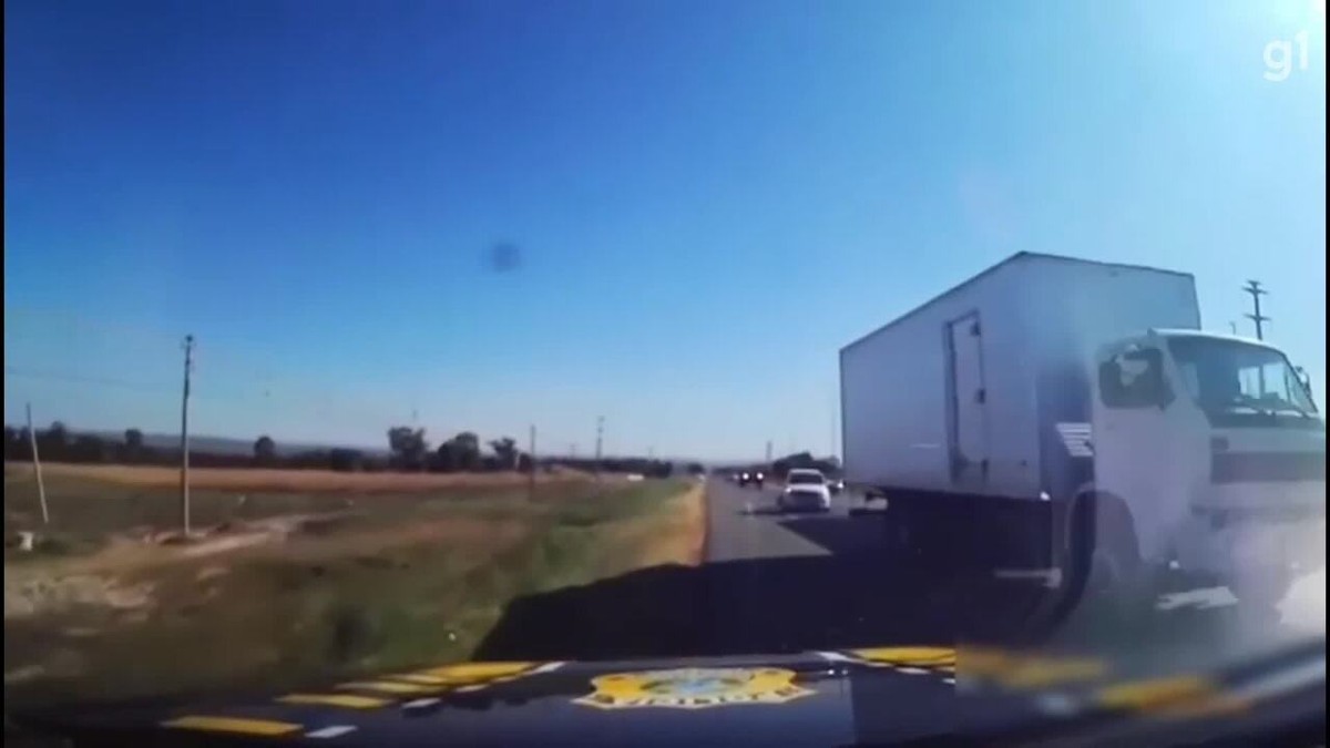 VÍDEO: Motociclista em fuga invade rodovia na contramão e faz manobras perigosas 