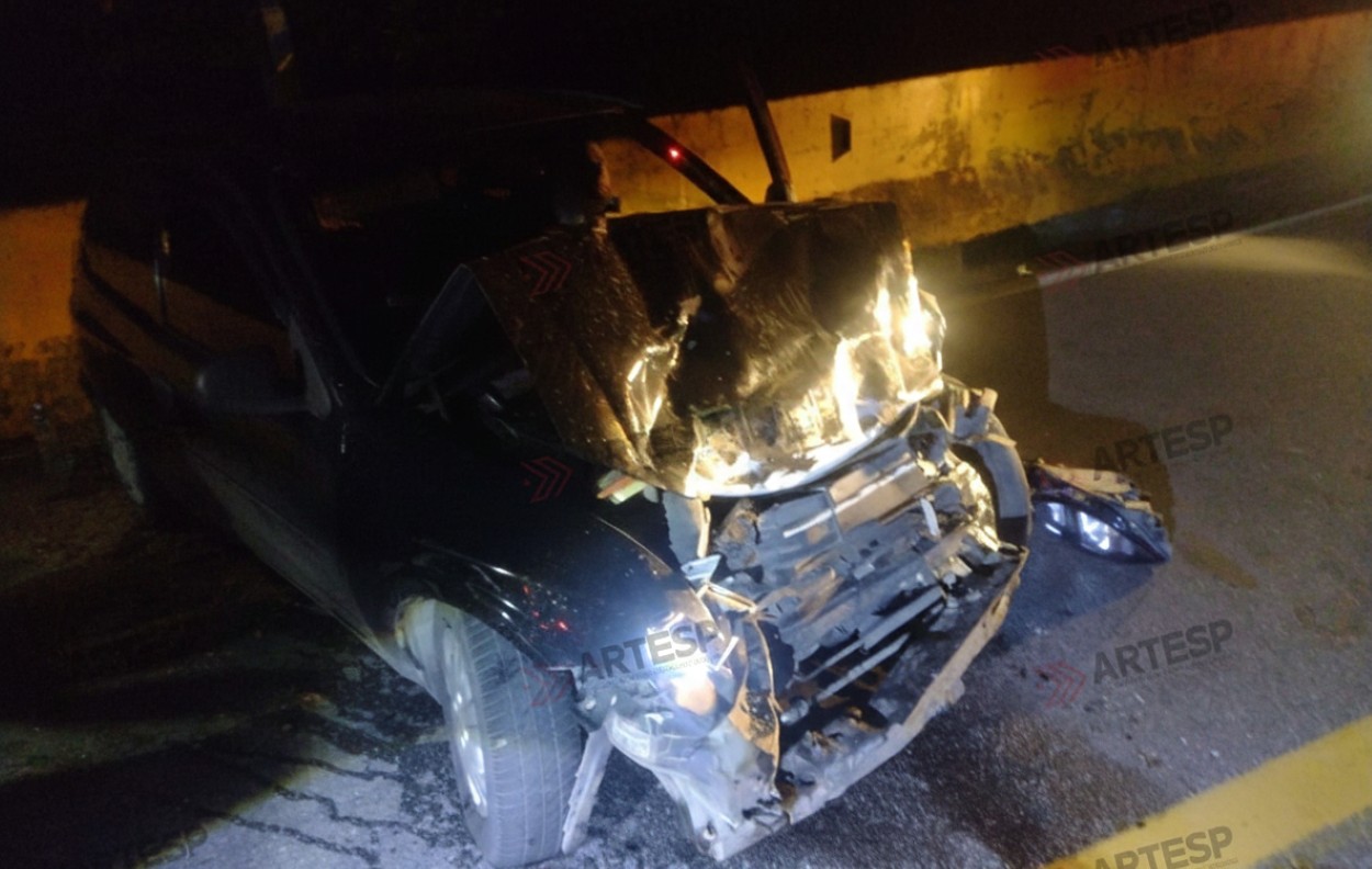 Motorista perde controle e bate em carro na Mogi-Bertioga 