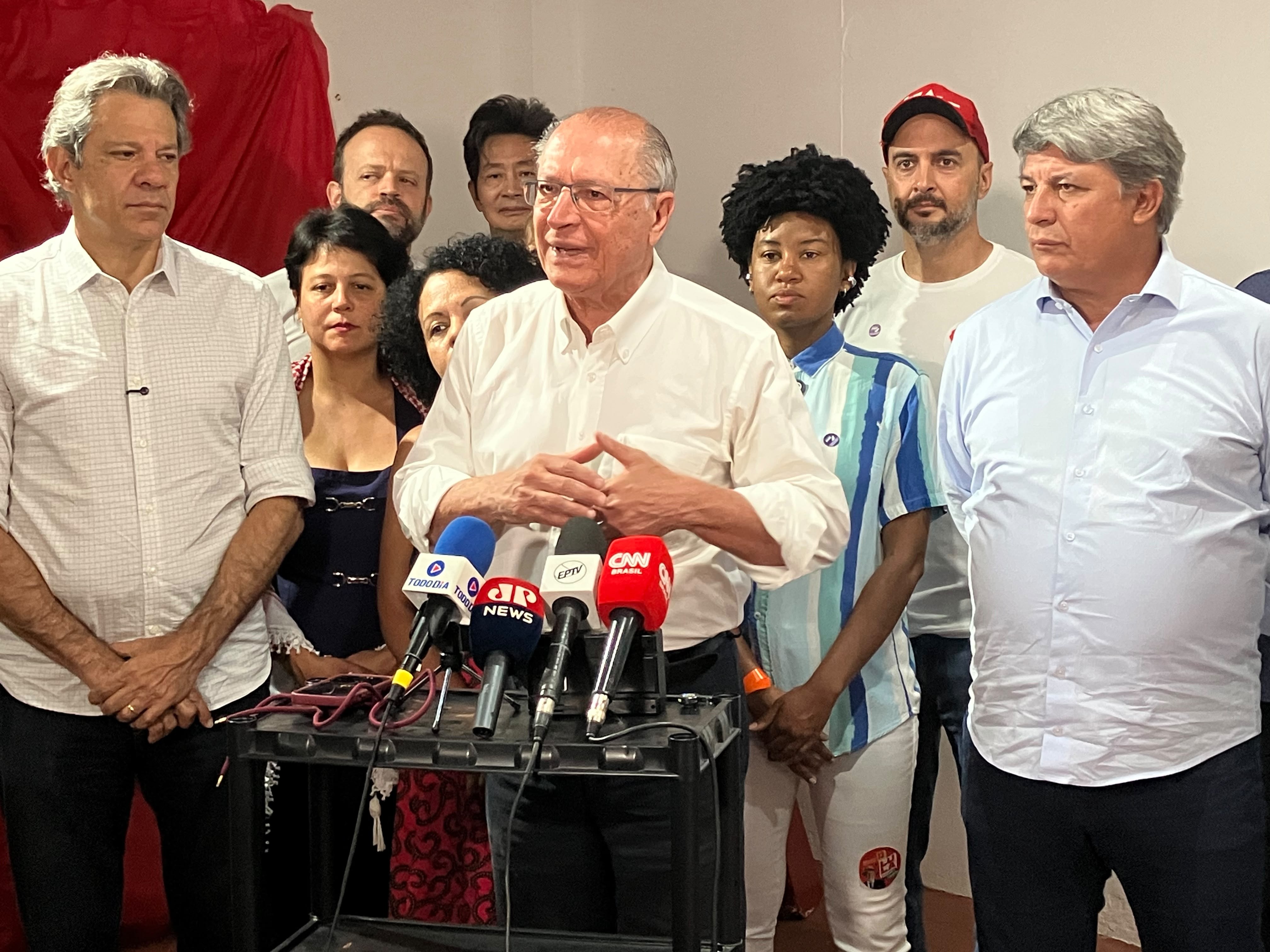 Flávio Bolsonaro 'está dando uma desculpa', diz Alckmin após Lula desafiar candidato do PL a liberar sigilo