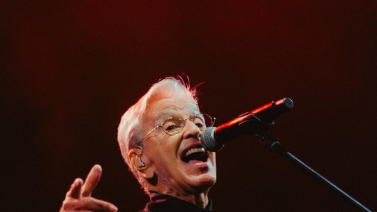 Caetano Veloso vai bem com a maré dos festivais em show que ganha tributo a Preta Gil na chegada ao Rio - Na apresentação que encerrou o Festival de Inverno Rio 2025, o artista celebrou a vida da ‘grande leonina’ com acalanto composto por Gilberto Gil há 50 anos e com a lembrança da canção ‘O leãozinho’.