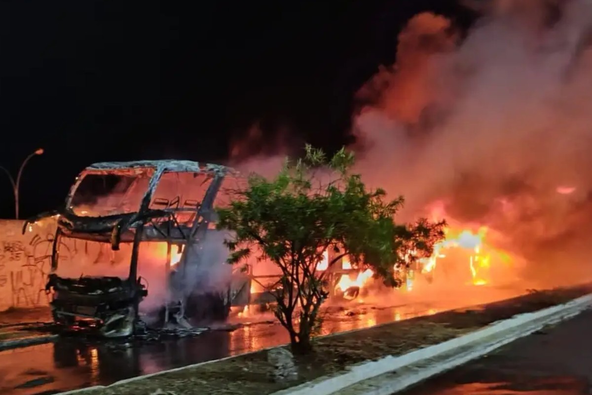 Ônibus são incendiados no centro de Corumbá e polícia apura ato criminoso