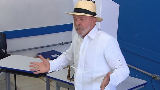 Lula vota em colégio do ABC Paulista
