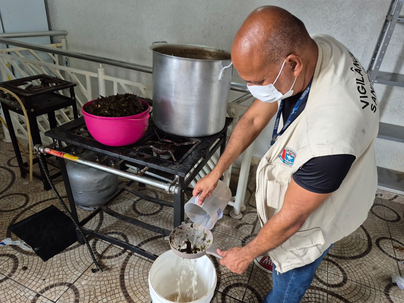 Polícia Civil fecha laboratório clandestino que falsificava remédios para emagrecer em Suzano; casal é preso