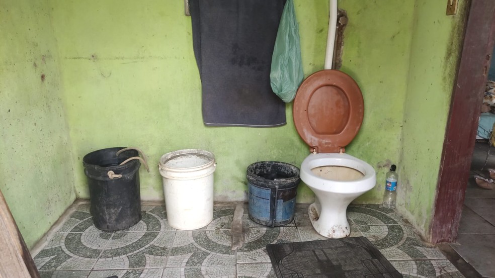 Banheiro de clínica de idosos clandestina estava em condições precárias — Foto: Divulgação/Polícia Civil