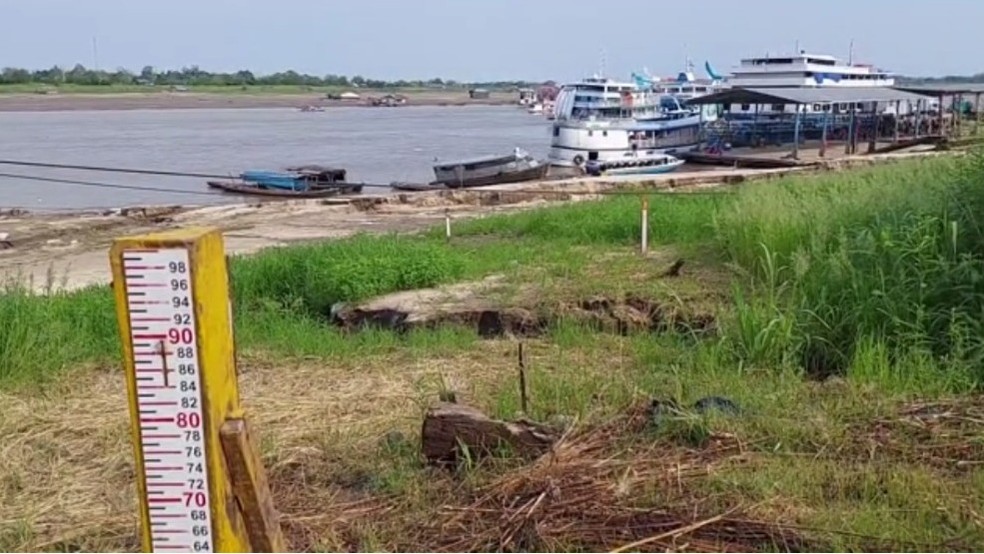 Régua de medição no Rio Solimões durante a seca 2023. — Foto: Rôney Elias/Rede Amazônica