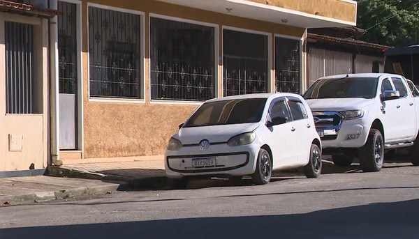 Carro onde mulher foi assassinada em Cachoeiro de Itapemirim, no Sul do Espírito Santo — Foto: Reprodução/ TV Gazeta