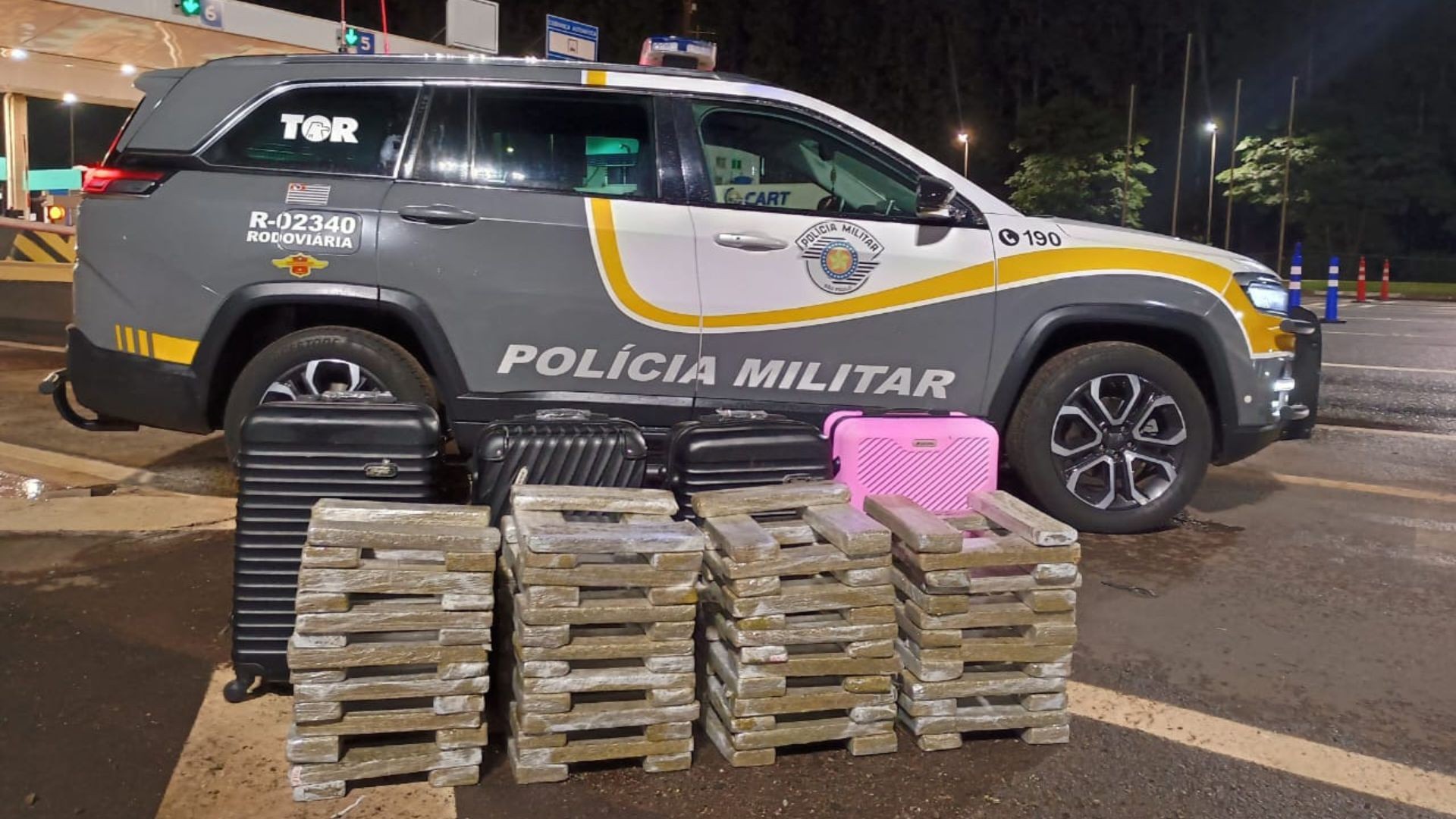 Motorista é preso transportando grande quantidade de maconha em carro com adolescentes no interior de SP