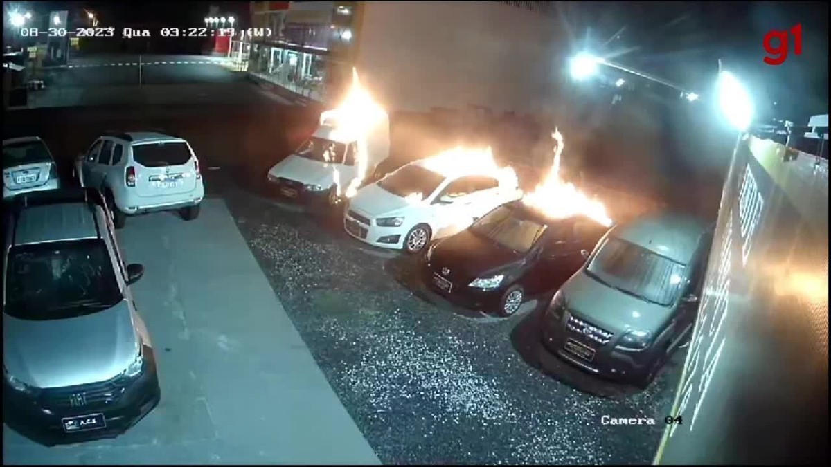 V Deo Mostra Criminosos Incendiando Carros De Revendedora De Ve Culos