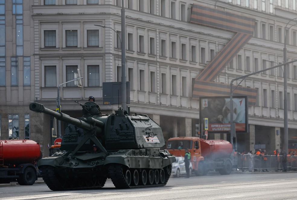 Tanque militar trafega pelas ruas de Moscou durante parada do 'Dia da Vitória', em 7 de maio de 2025 — Foto: REUTERS/Yulia Morozova