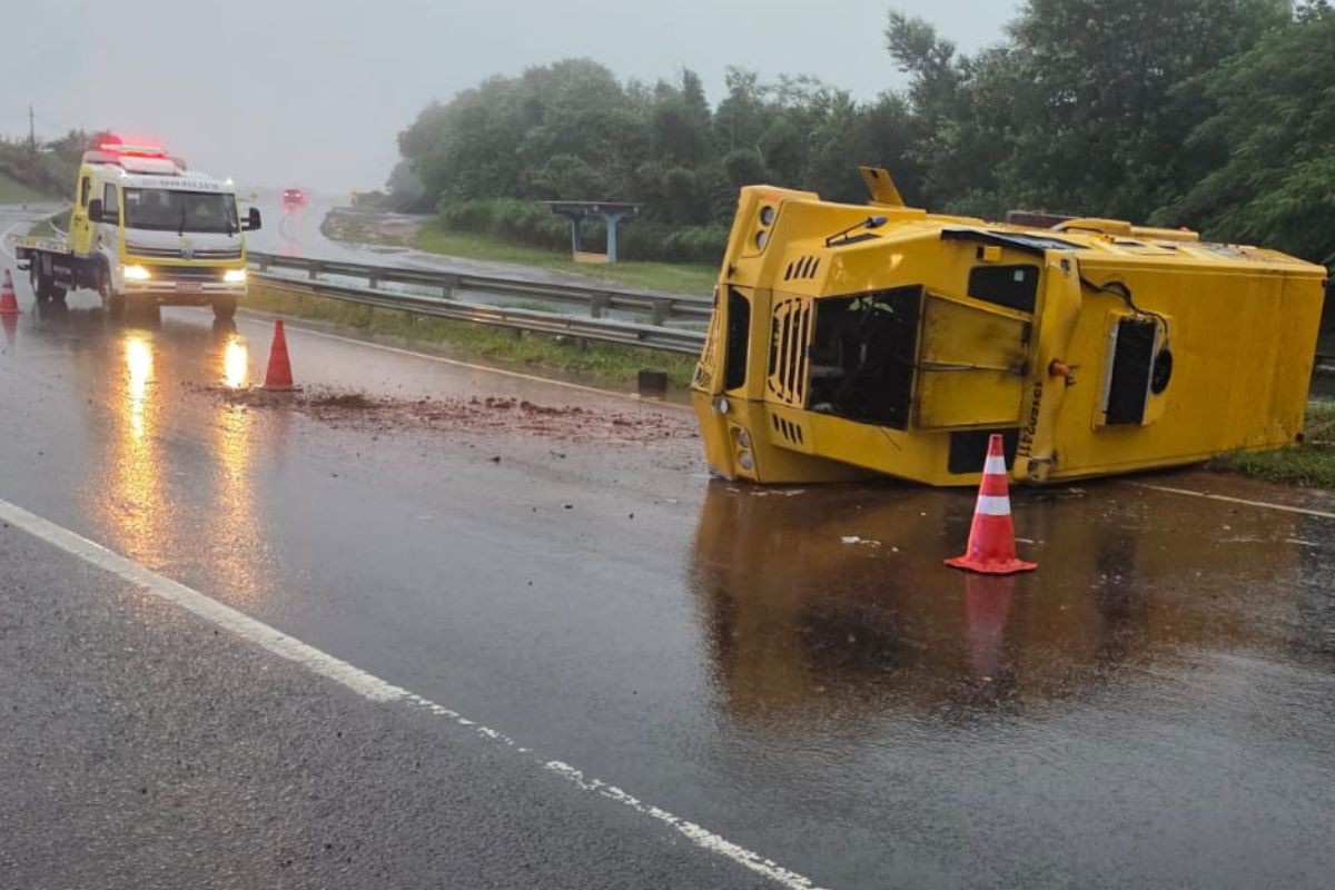 Carro-forte carregado com valores tomba em rodovia de Jaguariúna