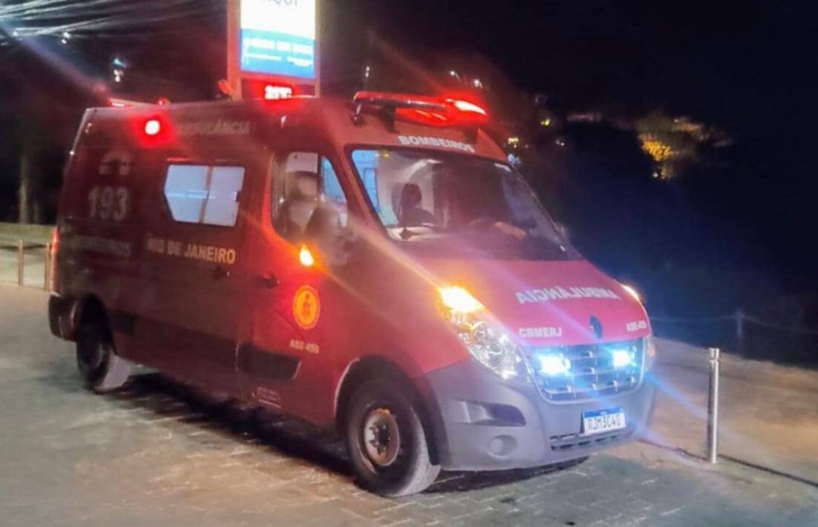 Homem de 68 anos morre afogado em Búzios após ser arrastado por onda durante pescaria