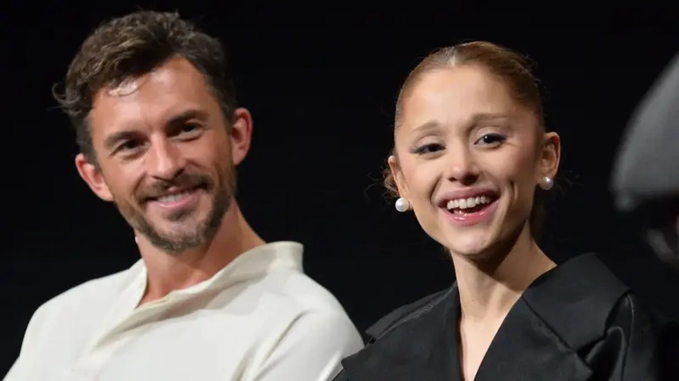 Estava prevista a participação de Grande em um musical em Londres no próximo ano, ao lado de Jonathan Bailey, seu colega de elenco em 'Wicked'. — Foto: Getty Images