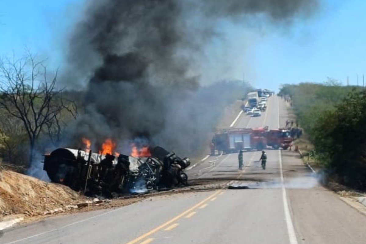 Caminhão-tanque pega fogo após colisão com carro na BR-232, em Serra Talhada; cinco ficam feridos