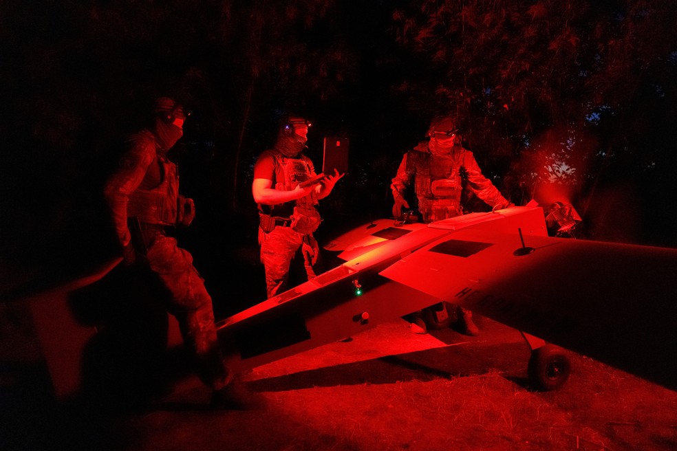 Militares da companhia Sparta, das Forças Armadas da Ucrânia, preparam um drone de ataque de médio alcance Zozulia — Foto: REUTERS/Valentyn Ogirenko