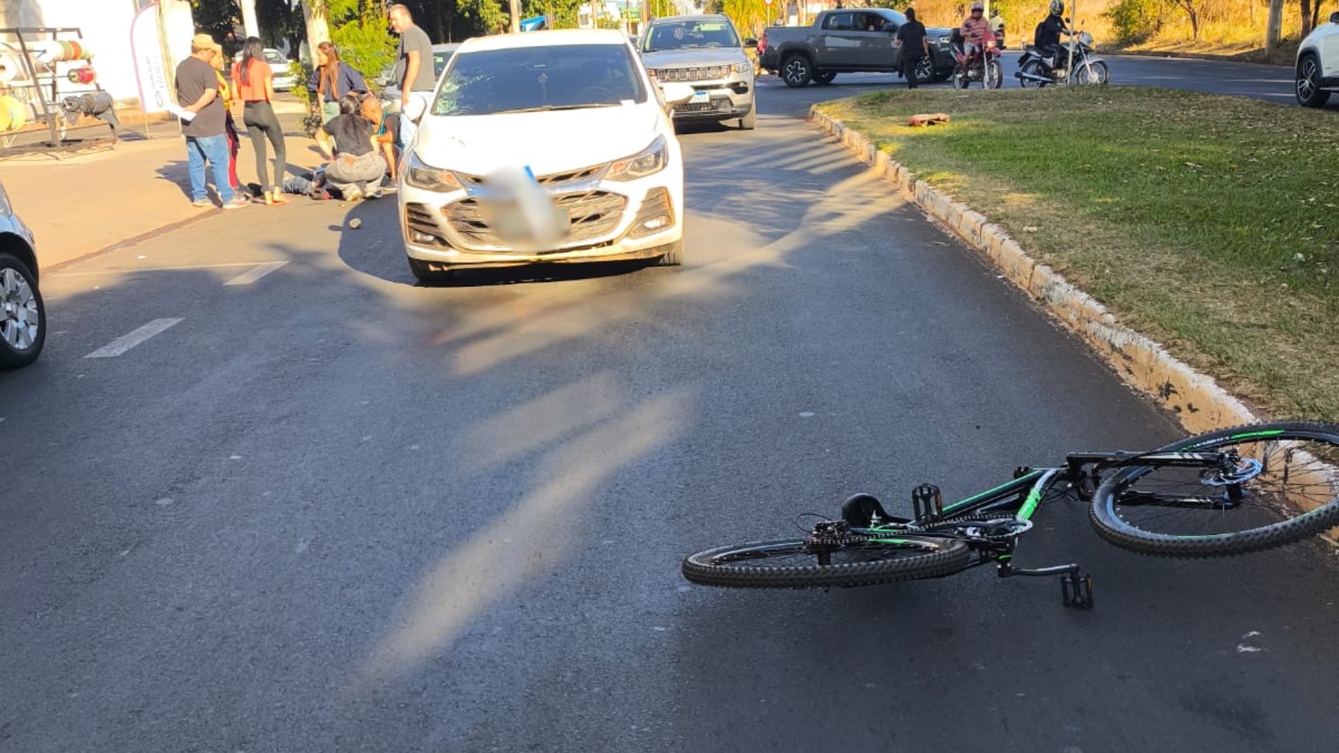 VÍDEO: Ciclista é atropelado ao atravessar a Avenida Olímpio de Freitas, em Uberlândia